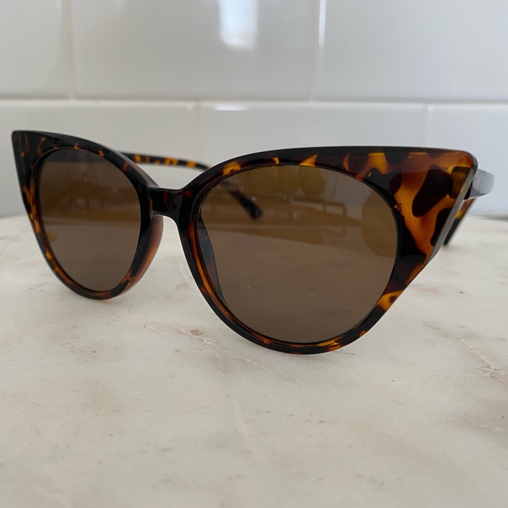 Cat eye tortoise shell sunglasses